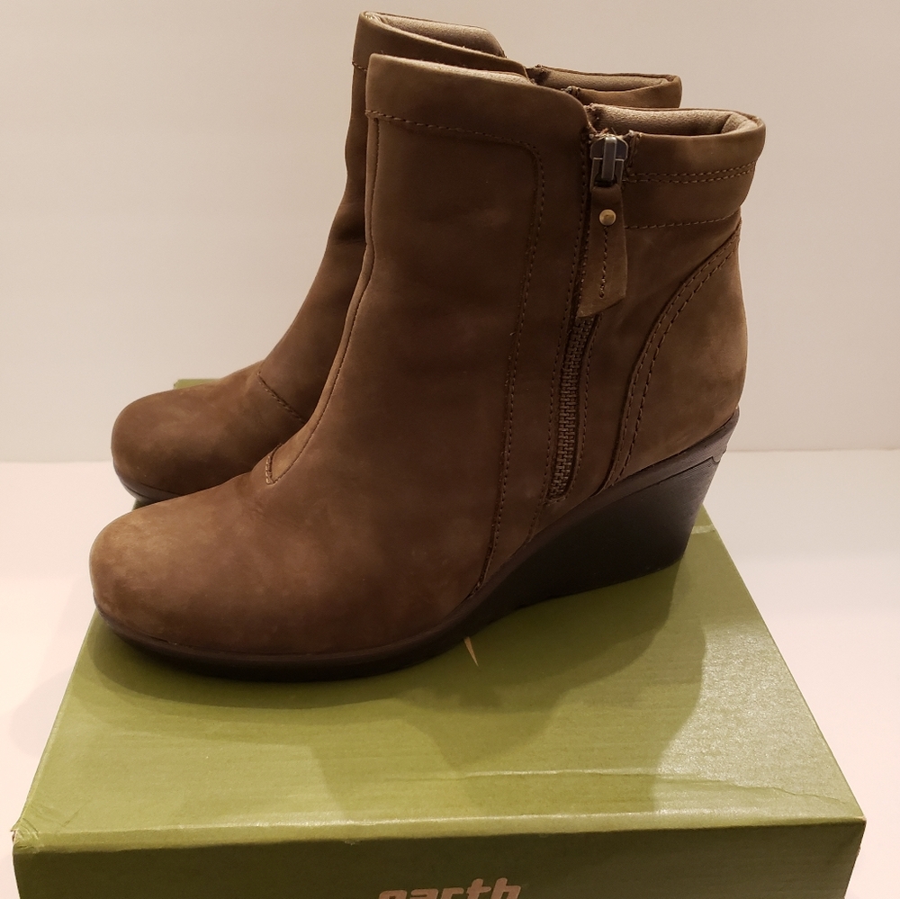 Earth Cardinal Vintage Leather Ankle Boot, Color Stone, Size 8